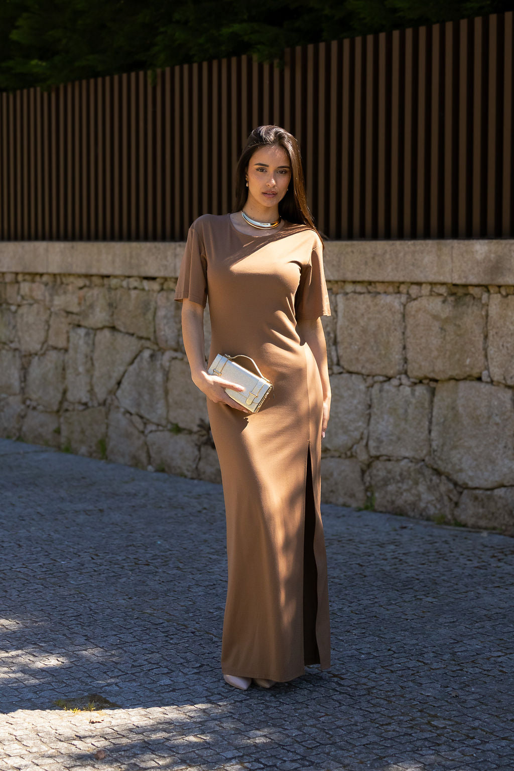 VESTIDO CAMEL COMPRIDO COM RACHA SAHOCO
