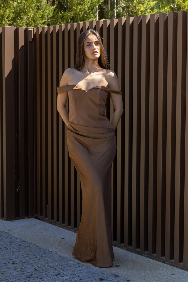 VESTIDO COMPRIDO CASTANHO CAI-CAI COM ABA NOS OMBROS PONTO CHIC