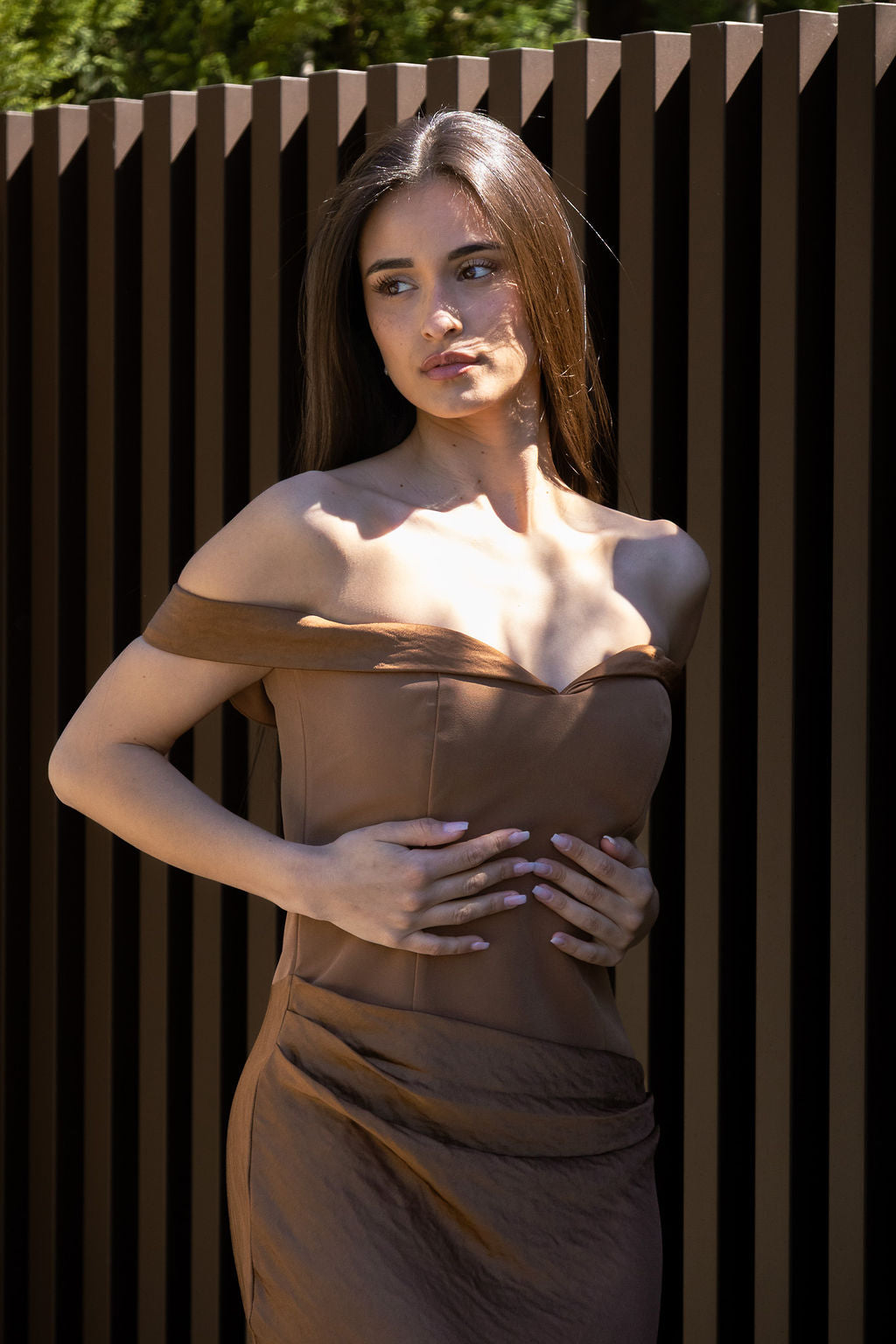 VESTIDO COMPRIDO CASTANHO CAI-CAI COM ABA NOS OMBROS PONTO CHIC