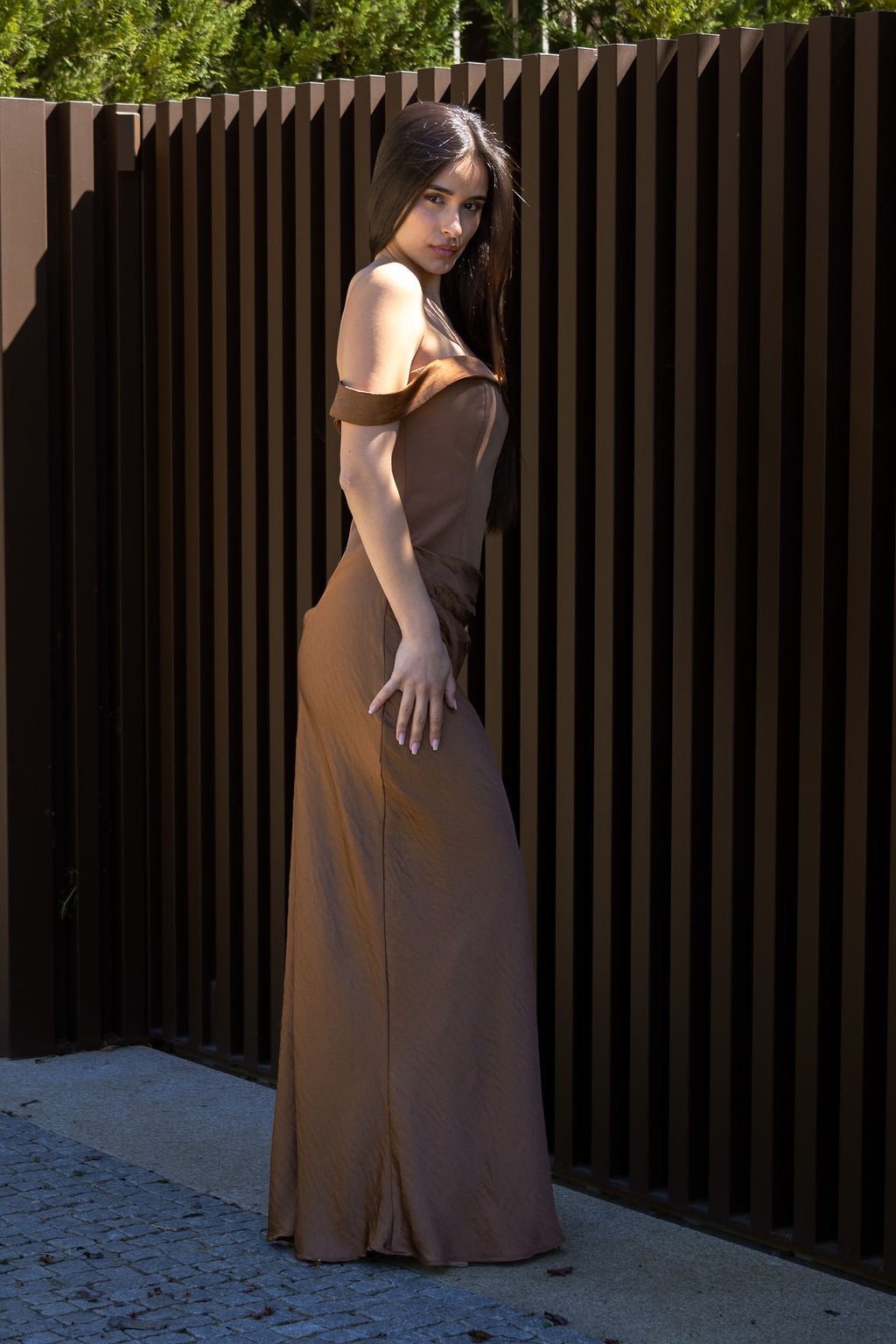 VESTIDO COMPRIDO CASTANHO CAI-CAI COM ABA NOS OMBROS PONTO CHIC