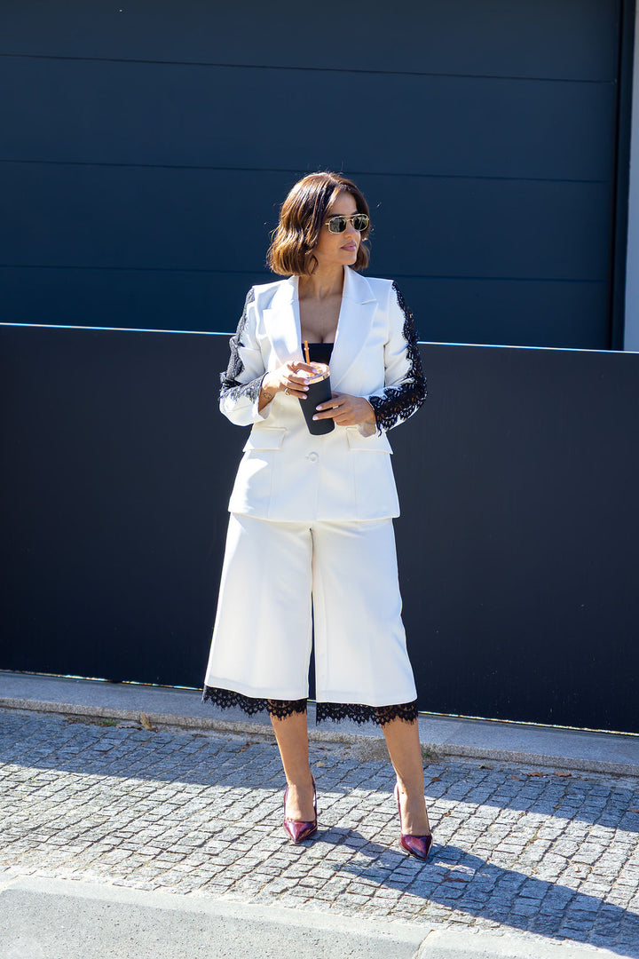 BLAZER BRANCO COM LAPELA CLÁSSICA E RENDA PRETA NAS MANGAS RINASCIMENTO