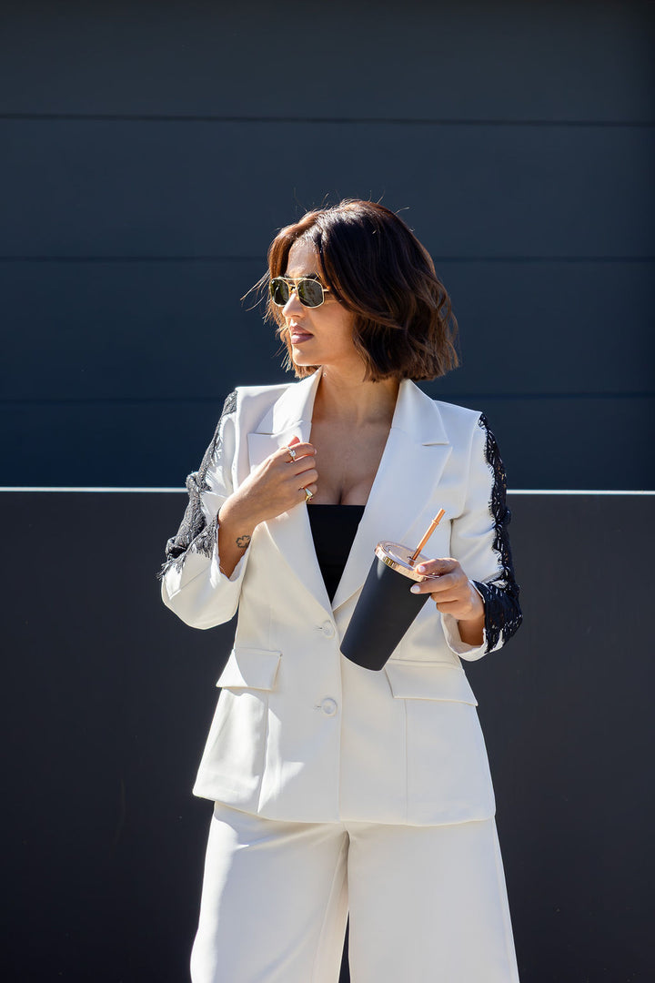 BLAZER BRANCO COM LAPELA CLÁSSICA E RENDA PRETA NAS MANGAS RINASCIMENTO