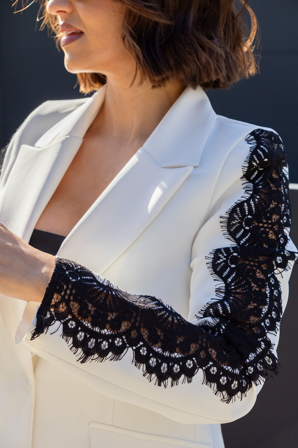BLAZER BRANCO COM LAPELA CLÁSSICA E RENDA PRETA NAS MANGAS RINASCIMENTO