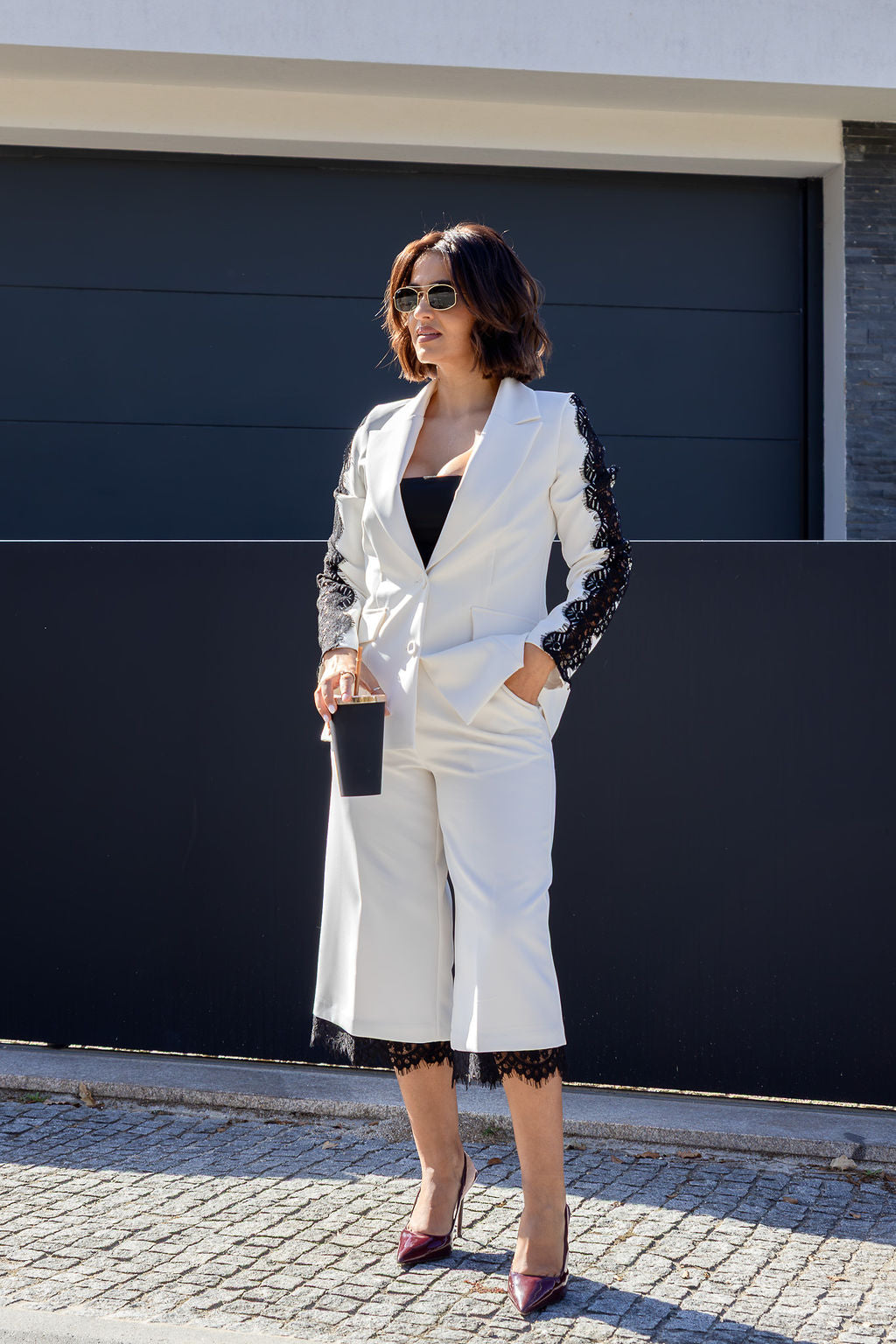 BLAZER BRANCO COM LAPELA CLÁSSICA E RENDA PRETA NAS MANGAS RINASCIMENTO