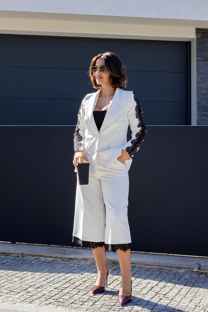 BLAZER BRANCO COM LAPELA CLÁSSICA E RENDA PRETA NAS MANGAS RINASCIMENTO