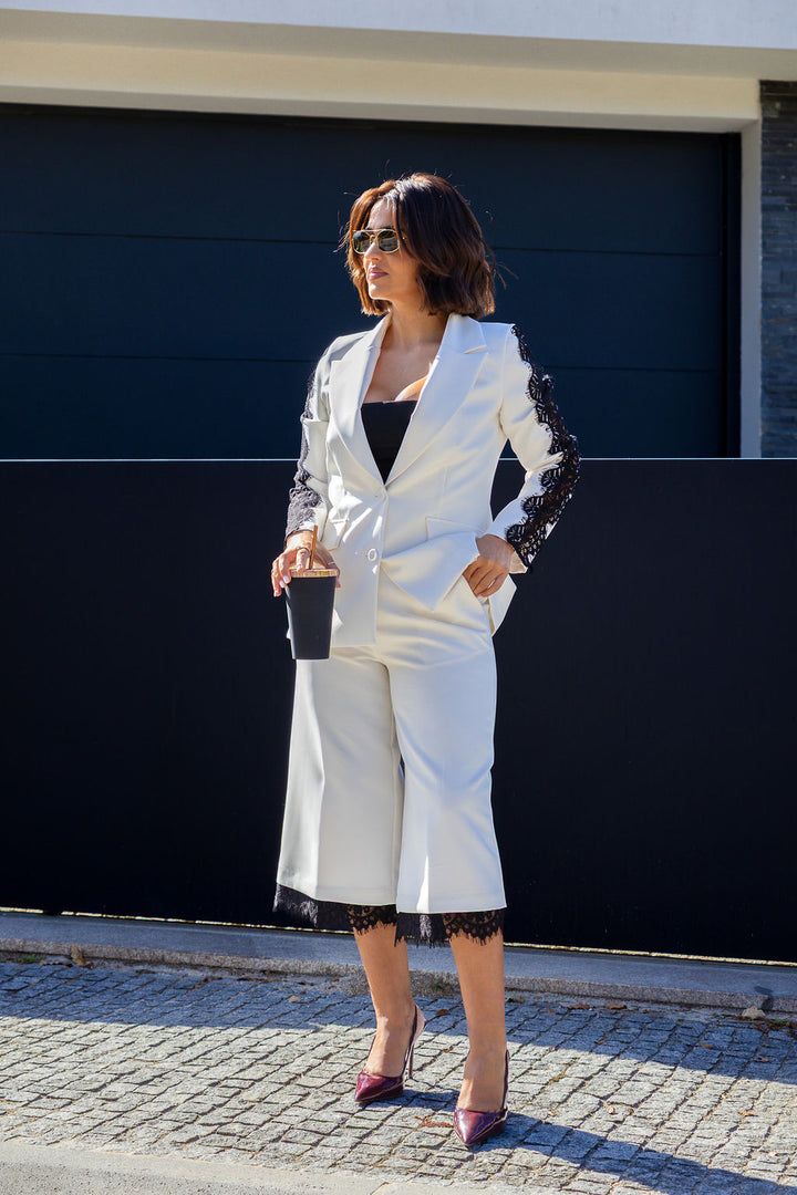 BLAZER BRANCO COM LAPELA CLÁSSICA E RENDA PRETA NAS MANGAS RINASCIMENTO