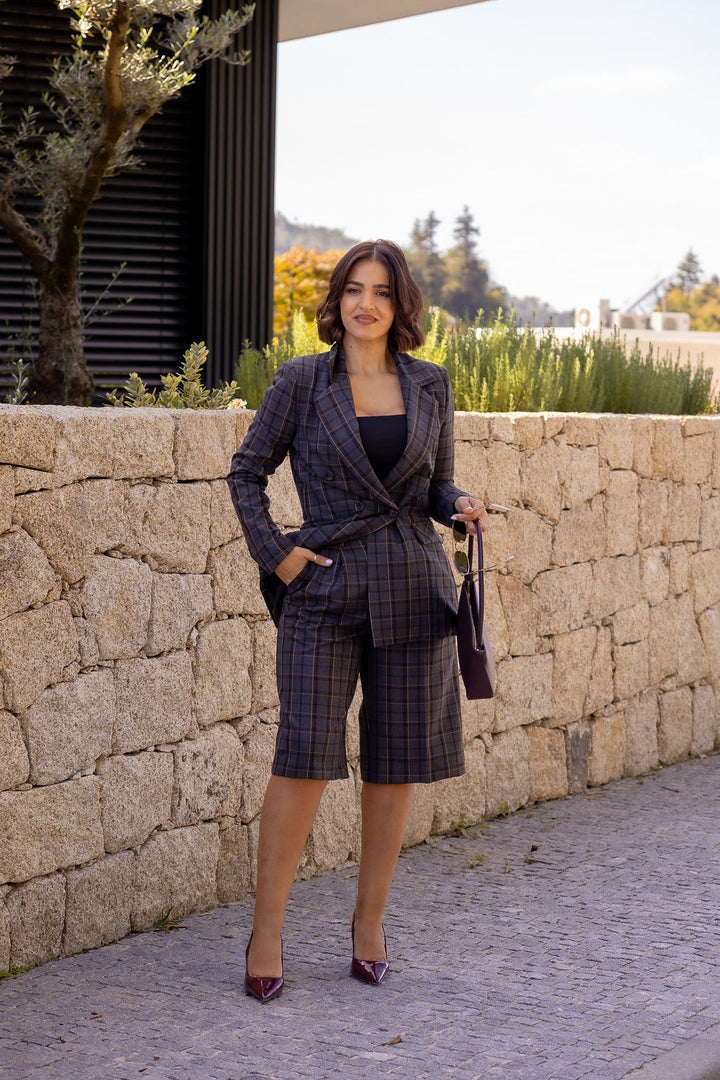 CALÇÃO CINZENTO COM PADRÃO XADREZ E PREGAS RINASCIMENTO