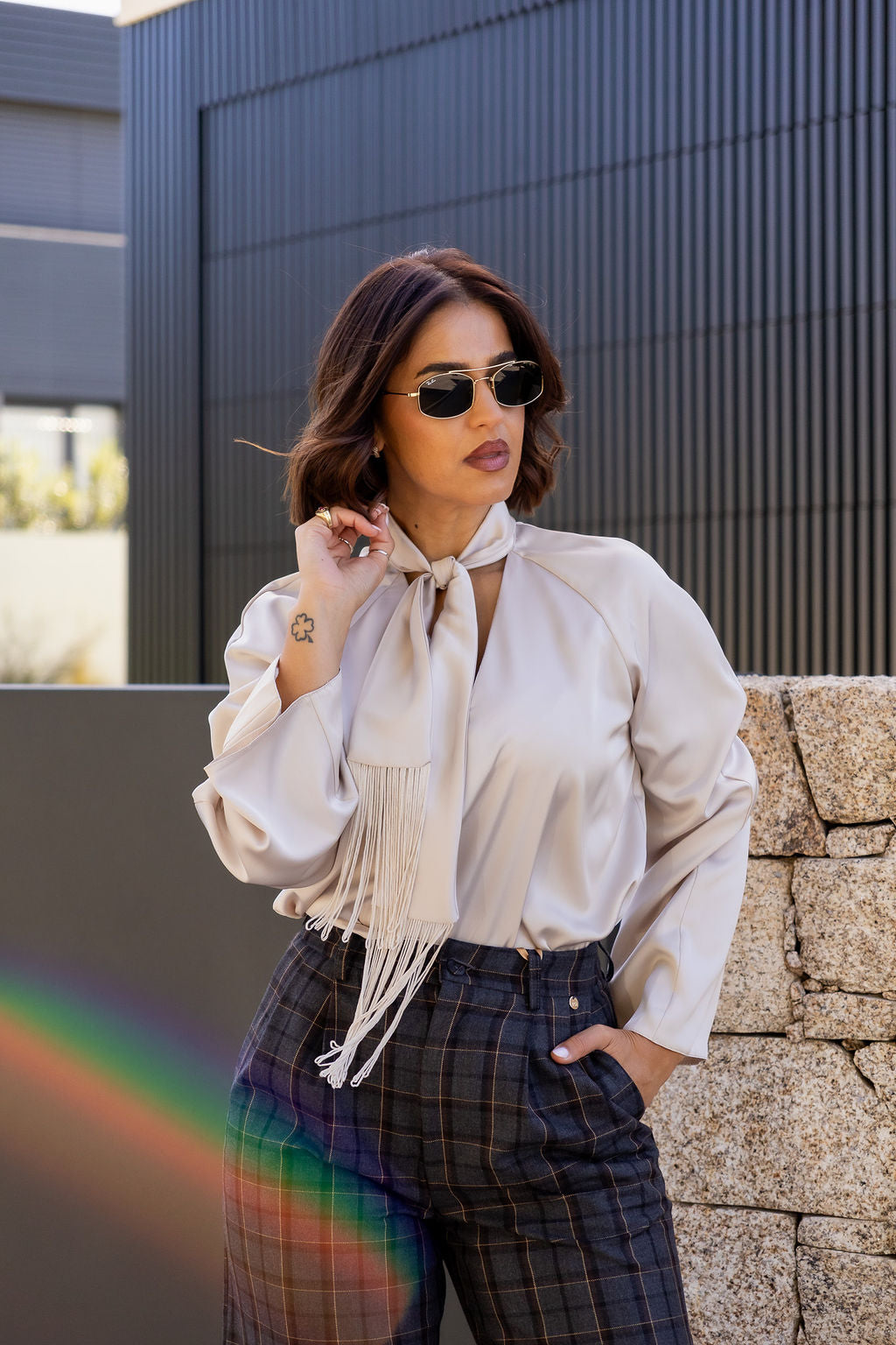 BLUSA BEGE FLUIDA DE MANGA COM GOLA PROLONGADA E FRANJAS RINASCIMENTO