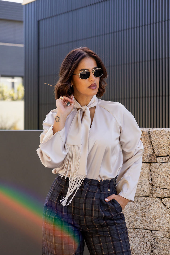BLUSA BEGE FLUIDA DE MANGA COM GOLA PROLONGADA E FRANJAS RINASCIMENTO
