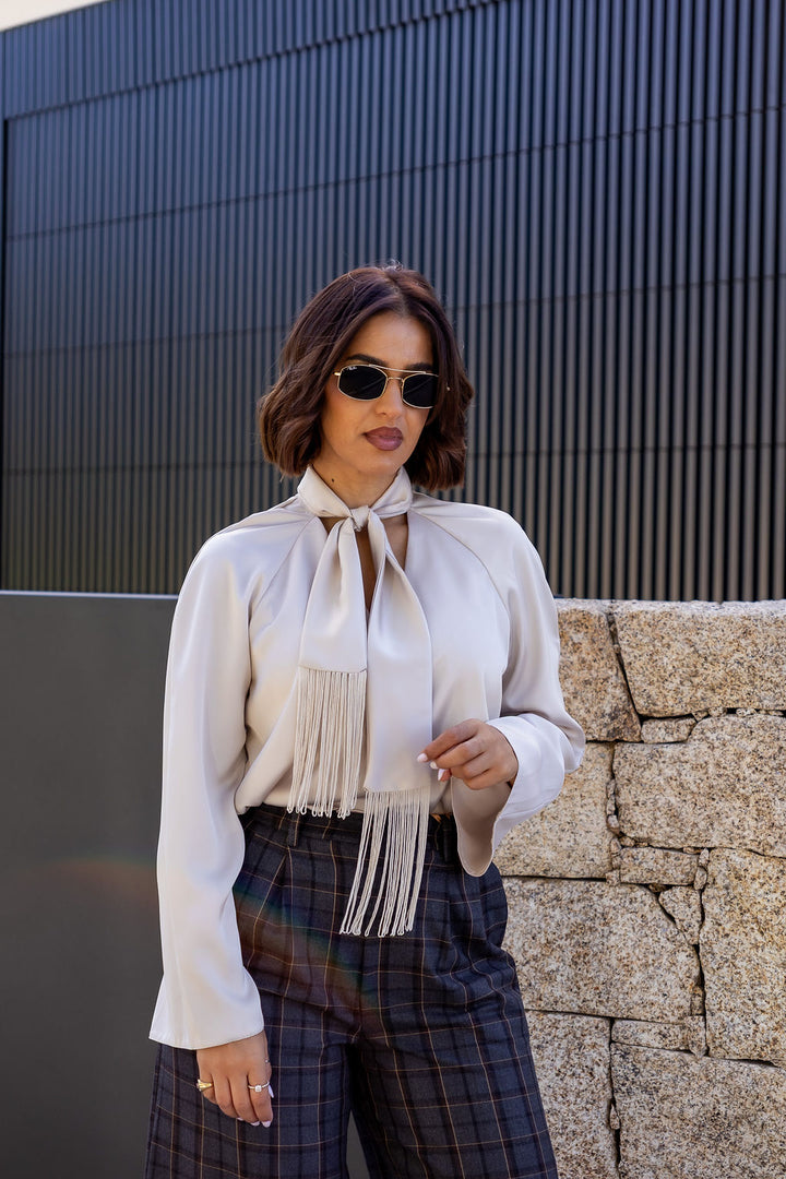 BLUSA BEGE FLUIDA DE MANGA COM GOLA PROLONGADA E FRANJAS RINASCIMENTO