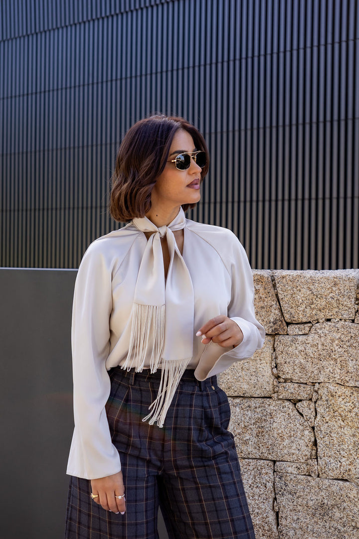 BLUSA BEGE FLUIDA DE MANGA COM GOLA PROLONGADA E FRANJAS RINASCIMENTO