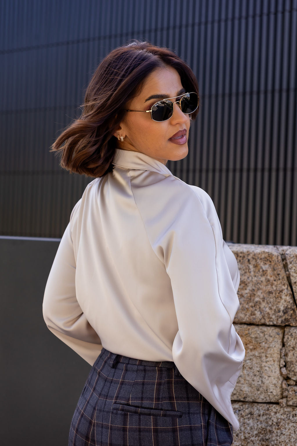 BLUSA BEGE FLUIDA DE MANGA COM GOLA PROLONGADA E FRANJAS RINASCIMENTO