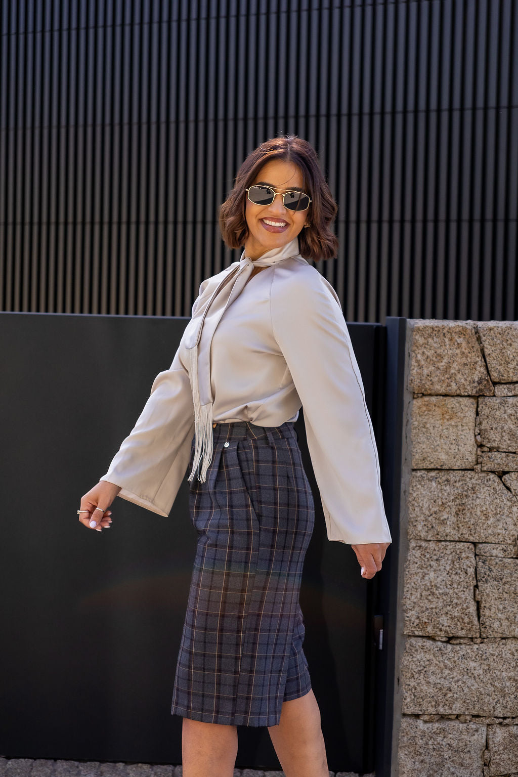 BLUSA BEGE FLUIDA DE MANGA COM GOLA PROLONGADA E FRANJAS RINASCIMENTO