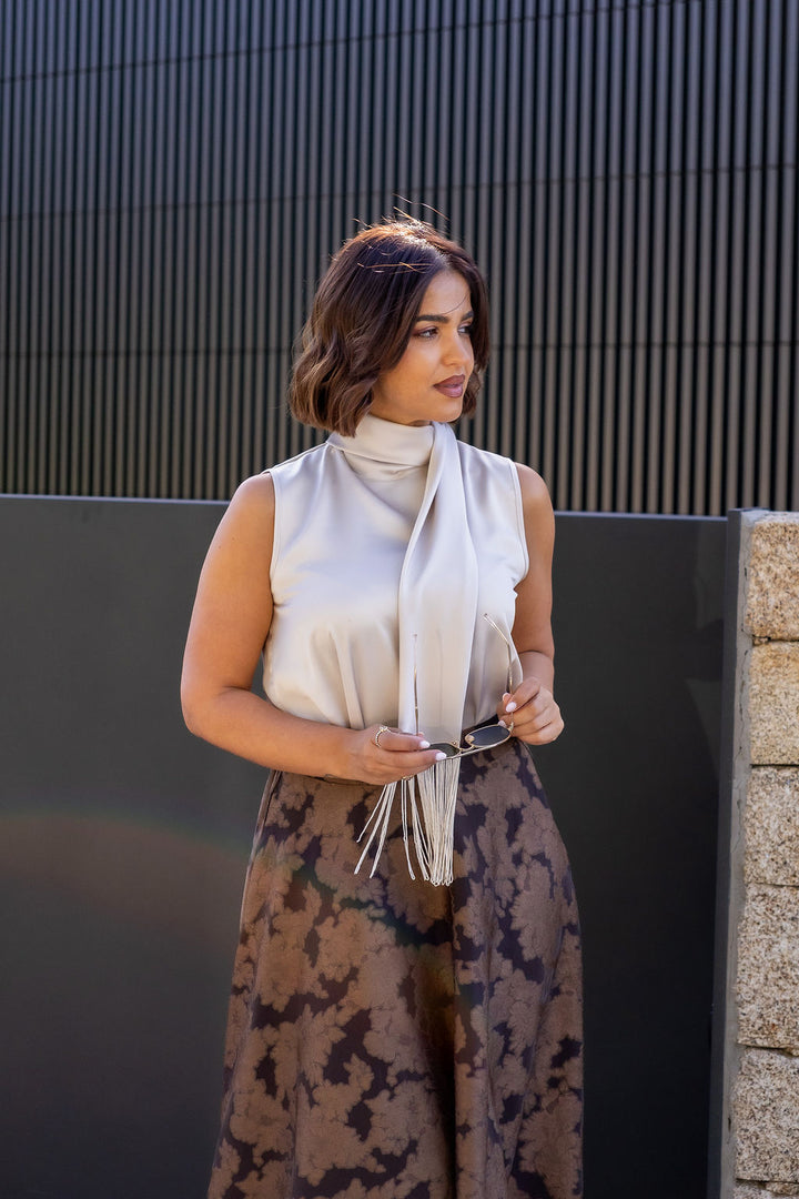 BLUSA BEGE COM GOLA PROLONGADA E FRANJAS RINASCIMENTO