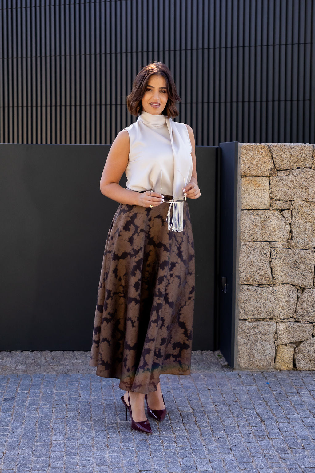 BLUSA BEGE COM GOLA PROLONGADA E FRANJAS RINASCIMENTO