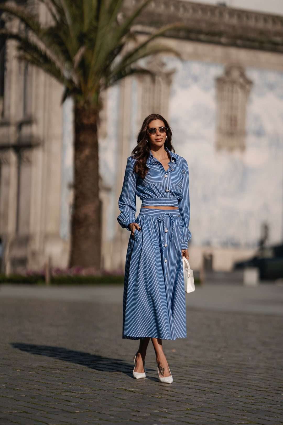 CAMISA AZUL ÀS RISCAS COM CINTURA FRANZIDA SAHOCO