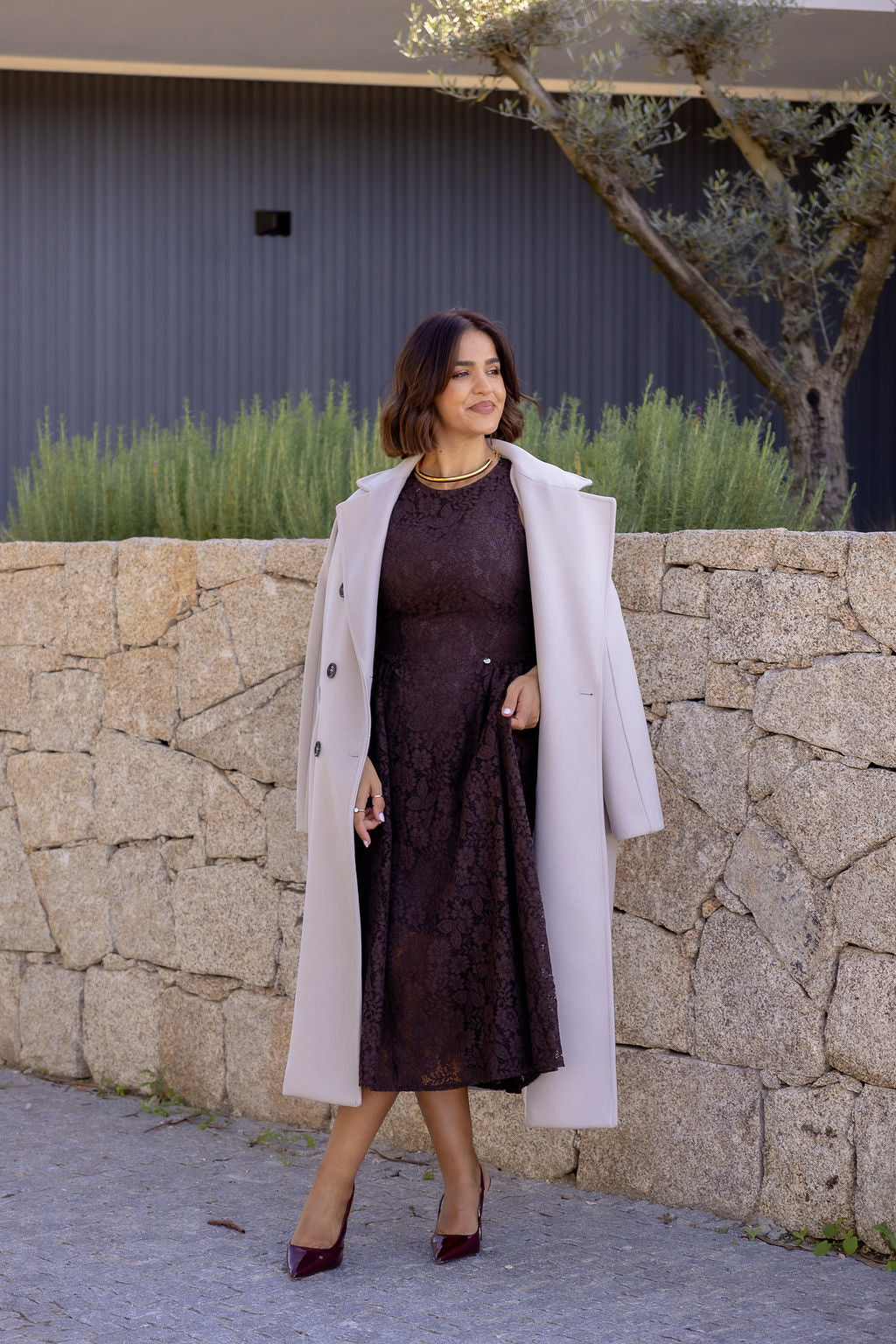 VESTIDO CASTANHO DE RENDA FLORAL COM SAIA FLUIDA RINASCIMENTO