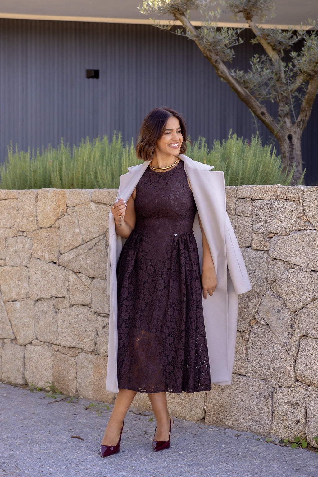 VESTIDO CASTANHO DE RENDA FLORAL COM SAIA FLUIDA RINASCIMENTO