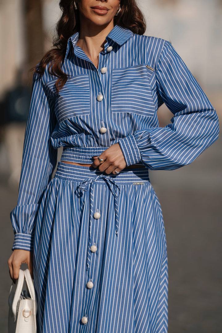 CAMISA AZUL ÀS RISCAS COM CINTURA FRANZIDA SAHOCO