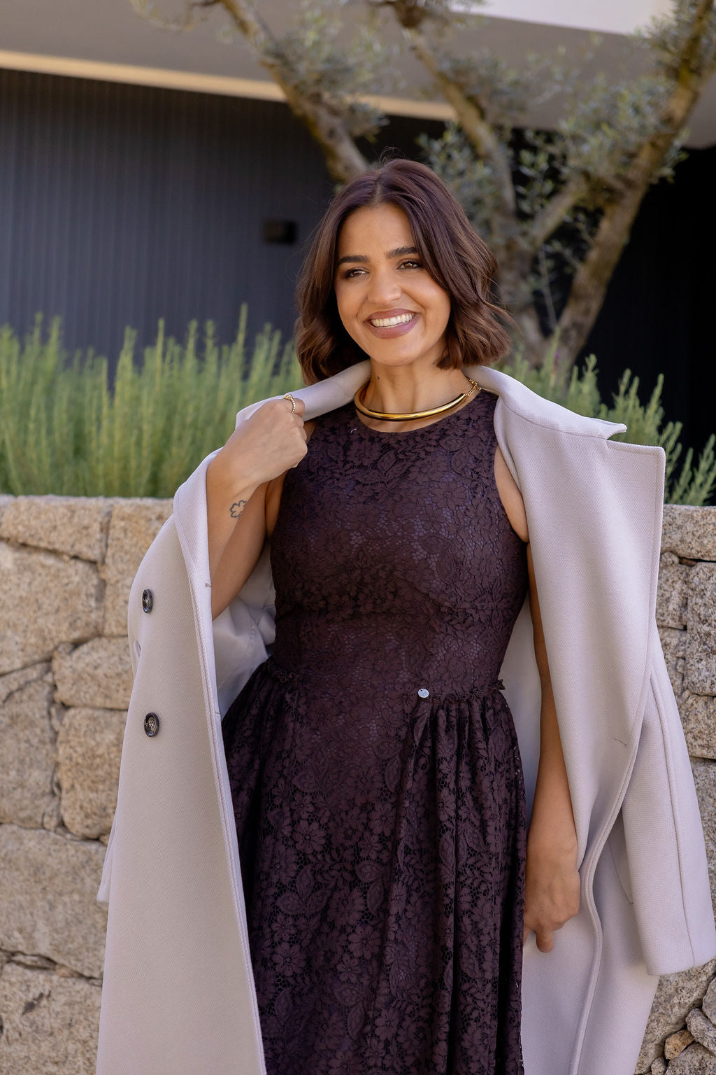 VESTIDO CASTANHO DE RENDA FLORAL COM SAIA FLUIDA RINASCIMENTO