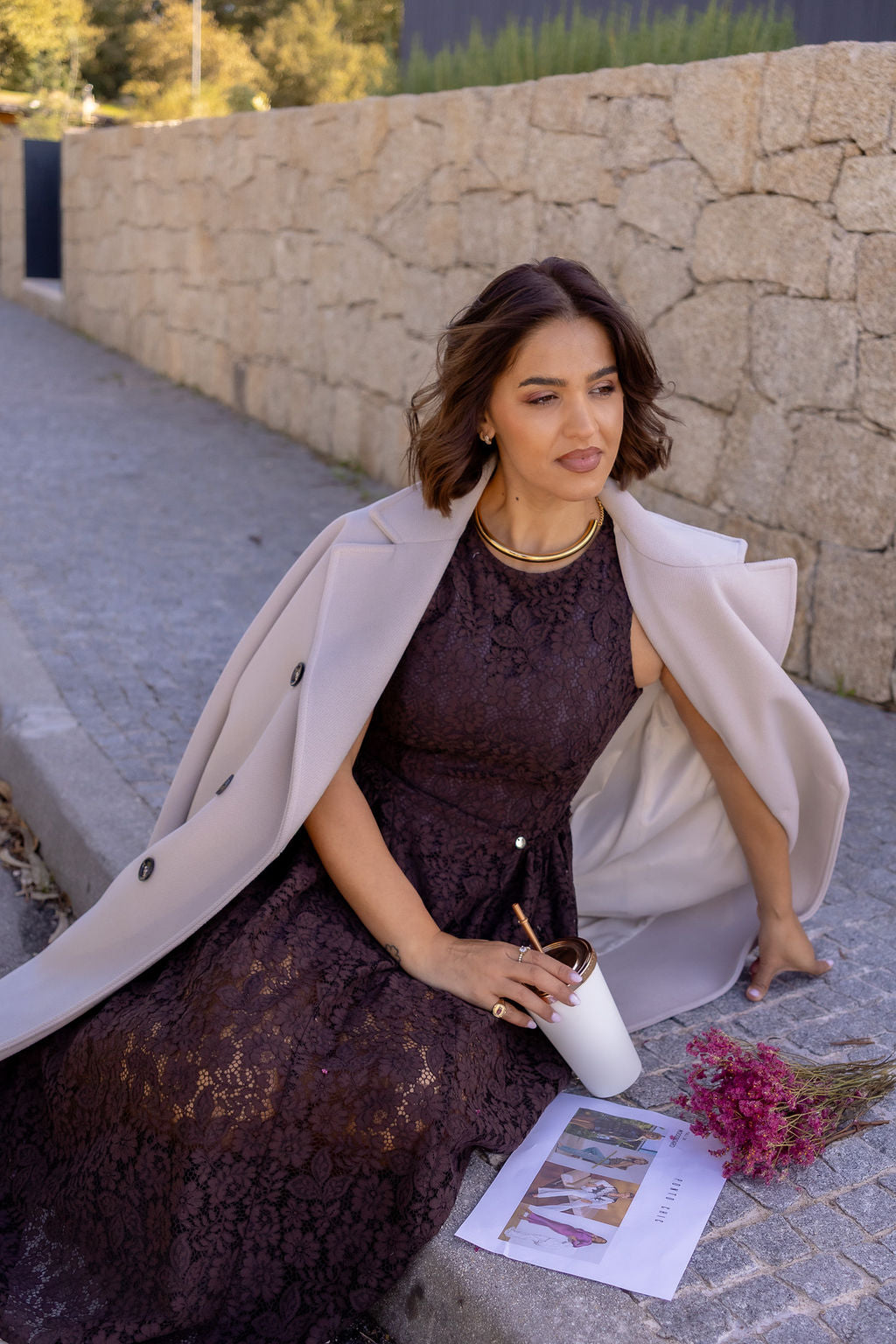 VESTIDO CASTANHO DE RENDA FLORAL COM SAIA FLUIDA RINASCIMENTO