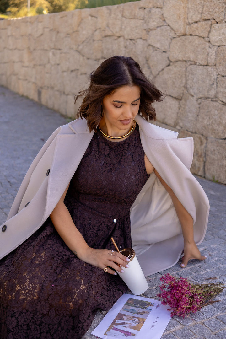 VESTIDO CASTANHO DE RENDA FLORAL COM SAIA FLUIDA RINASCIMENTO