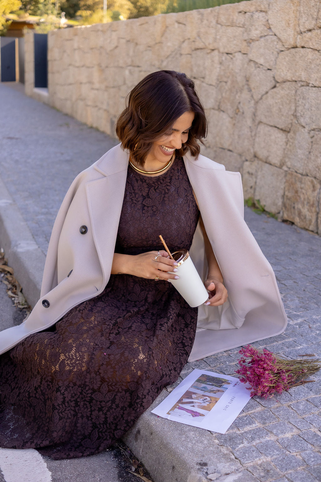VESTIDO CASTANHO DE RENDA FLORAL COM SAIA FLUIDA RINASCIMENTO