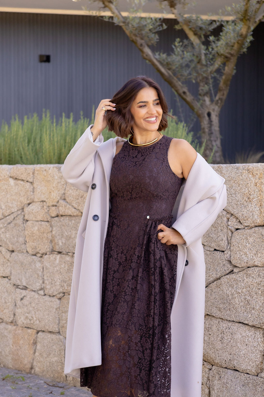 VESTIDO CASTANHO DE RENDA FLORAL COM SAIA FLUIDA RINASCIMENTO