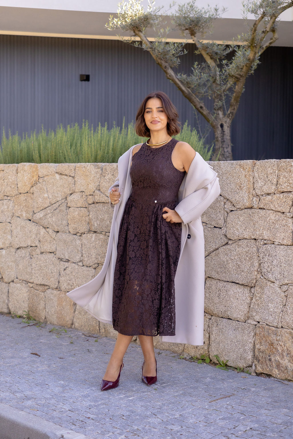 VESTIDO CASTANHO DE RENDA FLORAL COM SAIA FLUIDA RINASCIMENTO