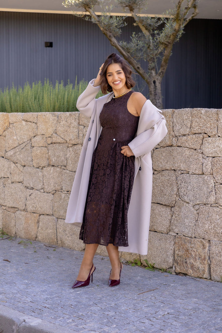VESTIDO CASTANHO DE RENDA FLORAL COM SAIA FLUIDA RINASCIMENTO