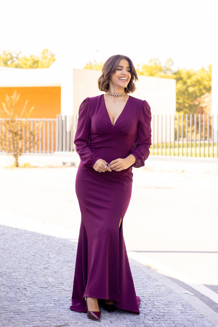 VESTIDO COMPRIDO BORDÔ COM DECOTE EM V E RACHA FRONTAL RINASCIMENTO