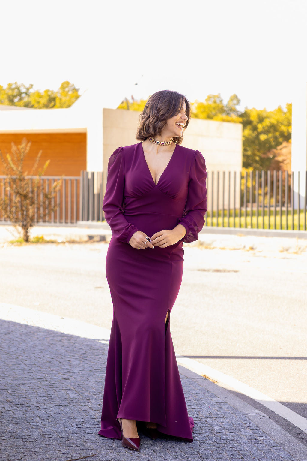 VESTIDO COMPRIDO BORDÔ COM DECOTE EM V E RACHA FRONTAL RINASCIMENTO