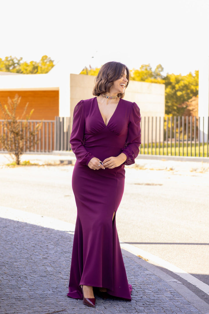 VESTIDO COMPRIDO BORDÔ COM DECOTE EM V E RACHA FRONTAL RINASCIMENTO