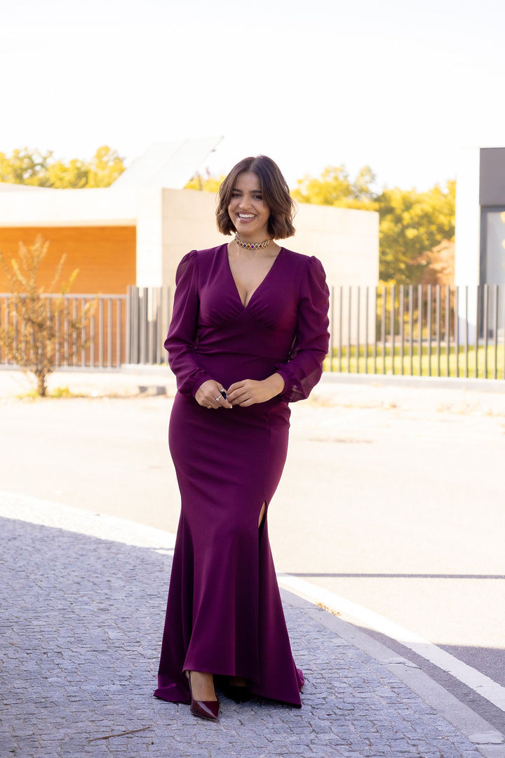 VESTIDO COMPRIDO BORDÔ COM DECOTE EM V E RACHA FRONTAL RINASCIMENTO