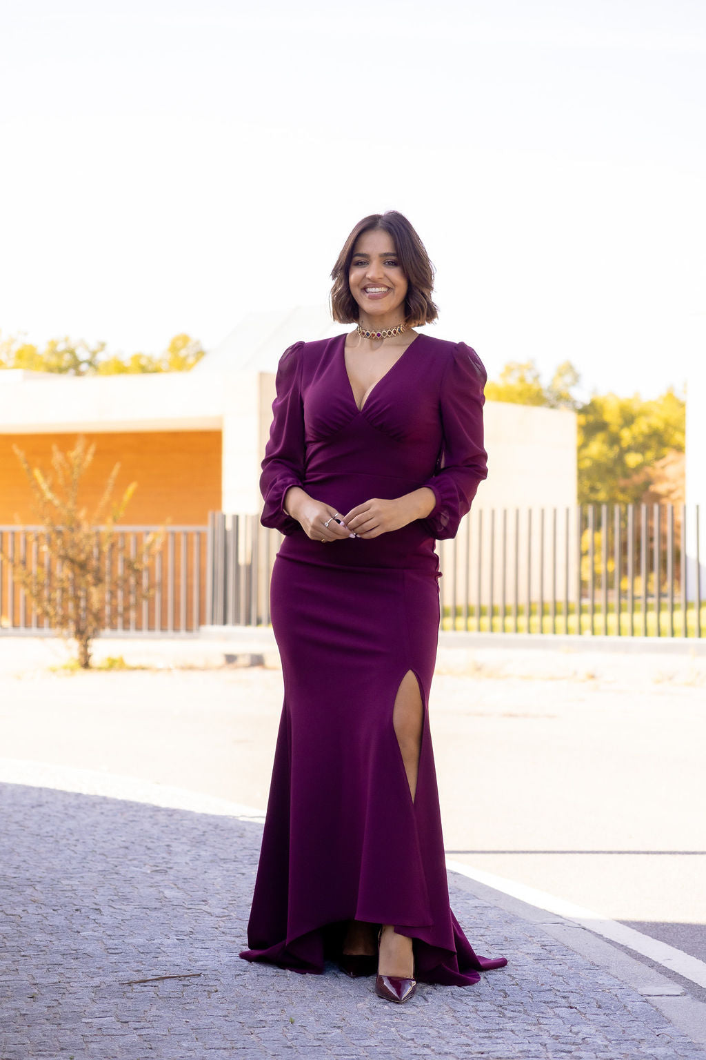 VESTIDO COMPRIDO BORDÔ COM DECOTE EM V E RACHA FRONTAL RINASCIMENTO