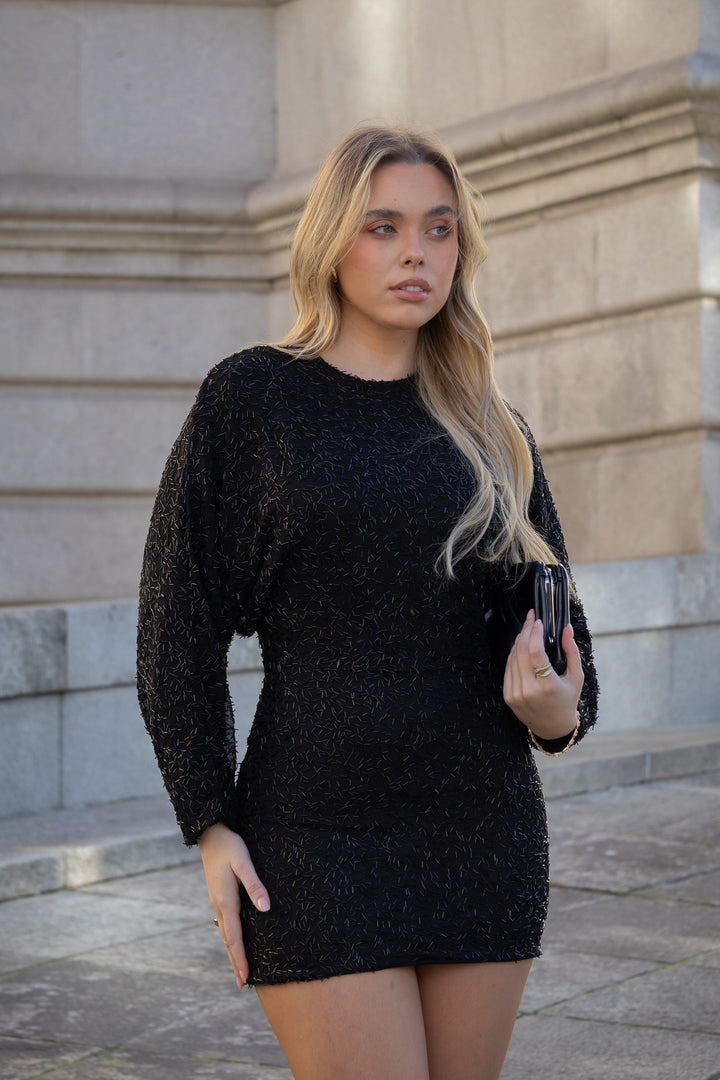 VESTIDO PRETO COM APLICAÇÕES BRILHANTES PONTO CHIC