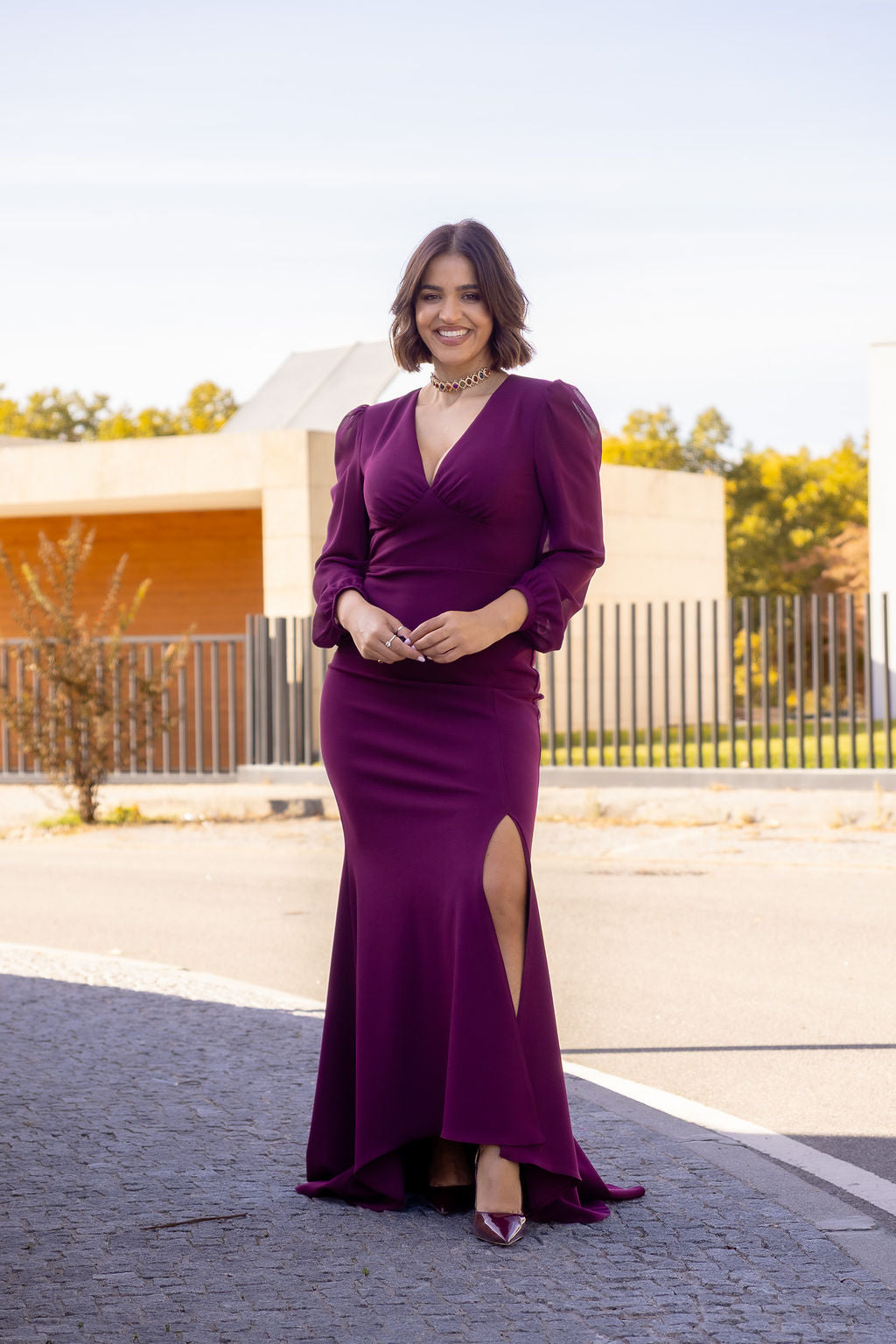 VESTIDO COMPRIDO BORDÔ COM DECOTE EM V E RACHA FRONTAL RINASCIMENTO