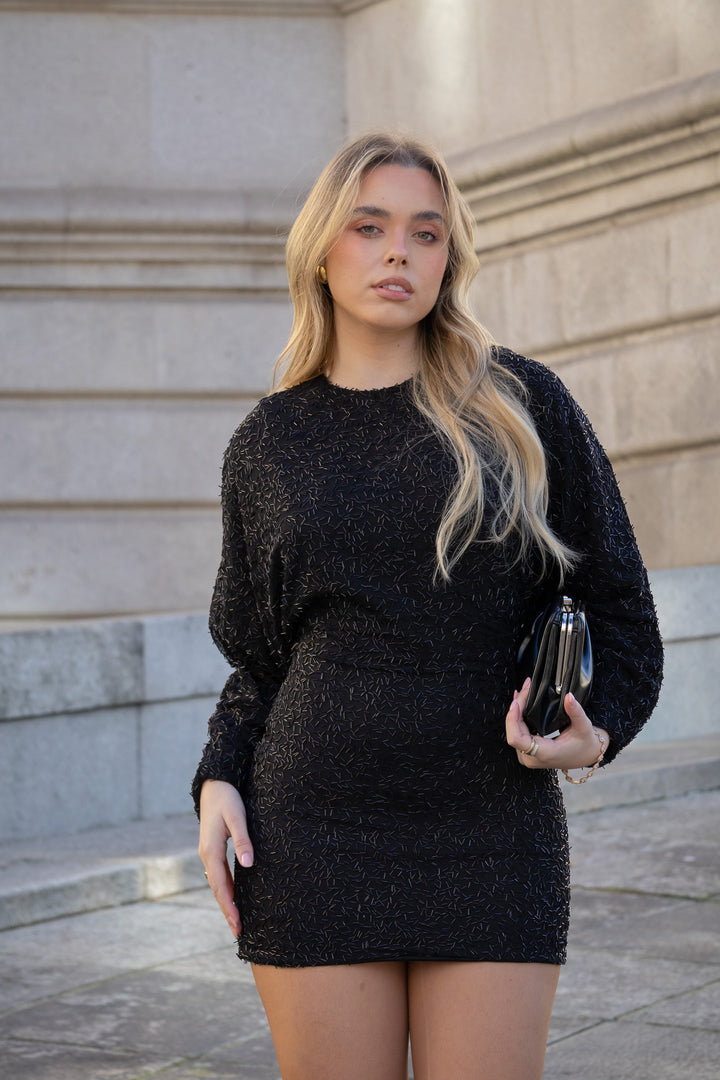VESTIDO PRETO COM APLICAÇÕES BRILHANTES PONTO CHIC