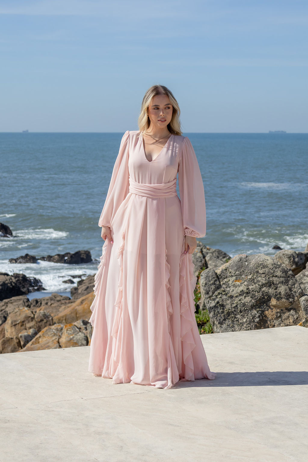 VESTIDO COMPRIDO ROSA COM FOLHOS E MANGA ABALONADA SAHOCO