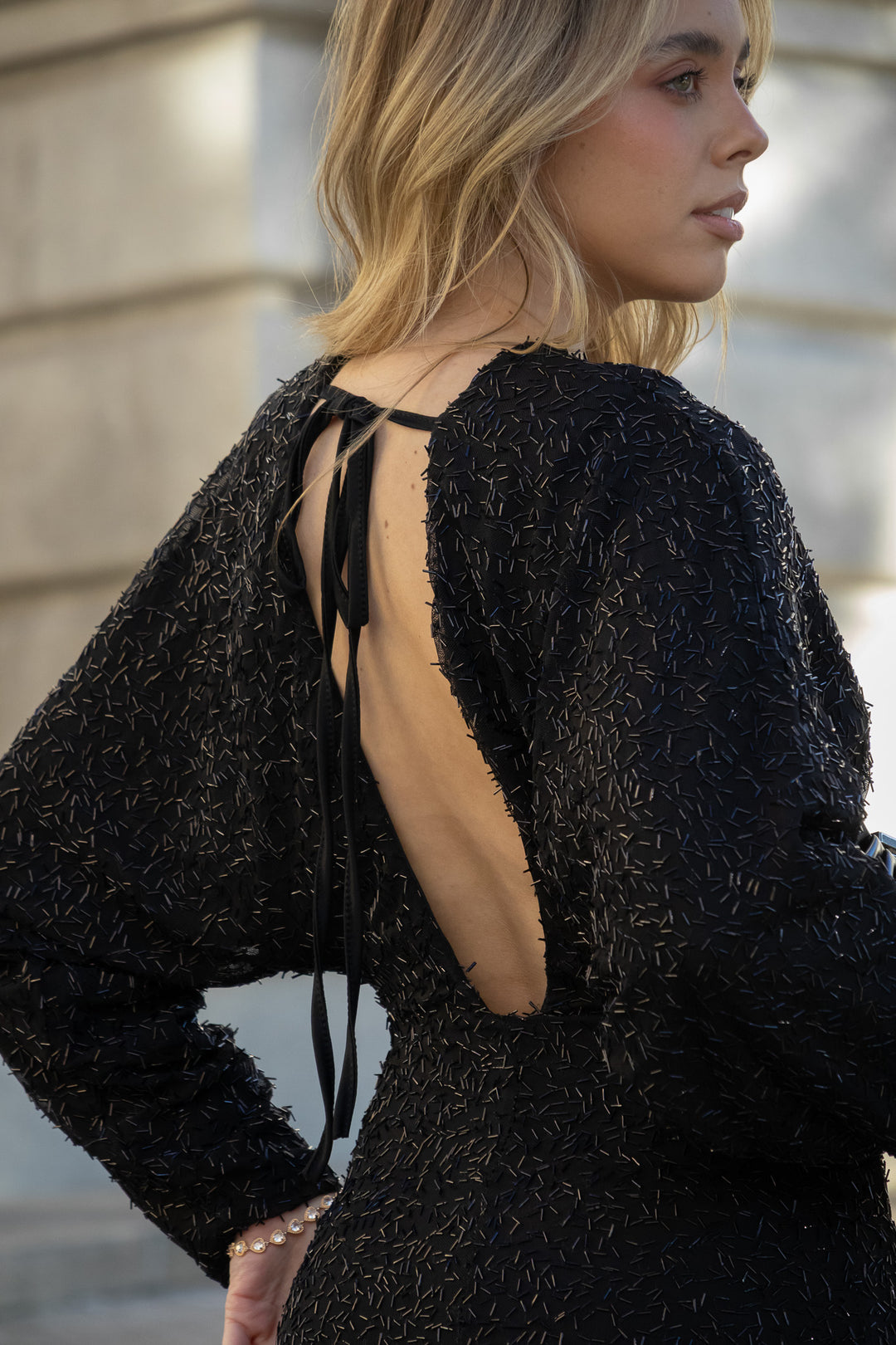 VESTIDO PRETO COM APLICAÇÕES BRILHANTES PONTO CHIC