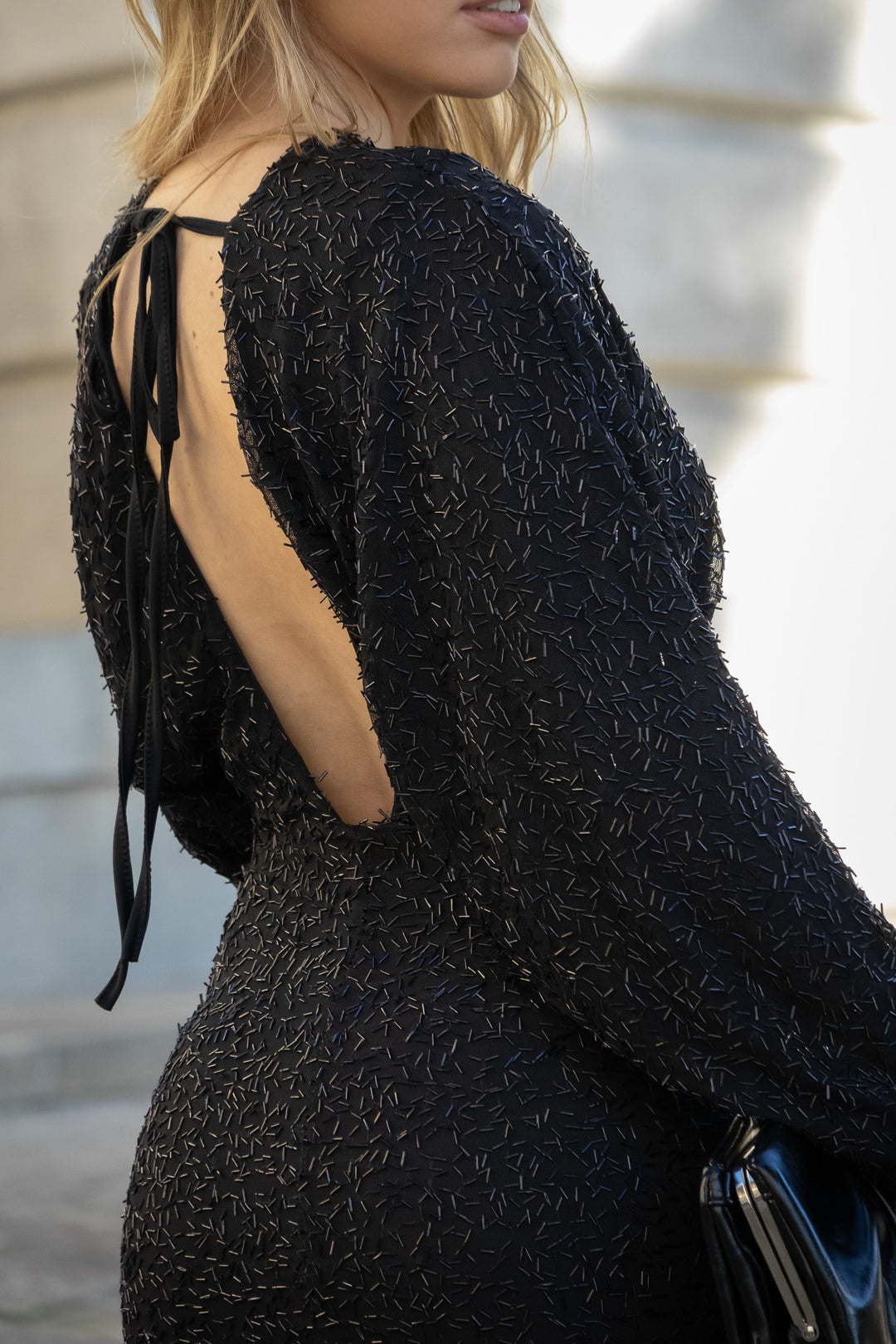 VESTIDO PRETO COM APLICAÇÕES BRILHANTES PONTO CHIC