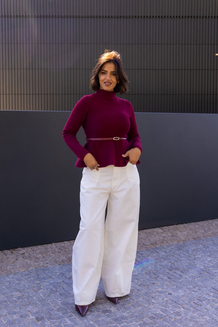 CAMISOLA BORDÔ DE MEIA GOLA COM CORTE EVASÉ E CINTO PONTO CHIC
