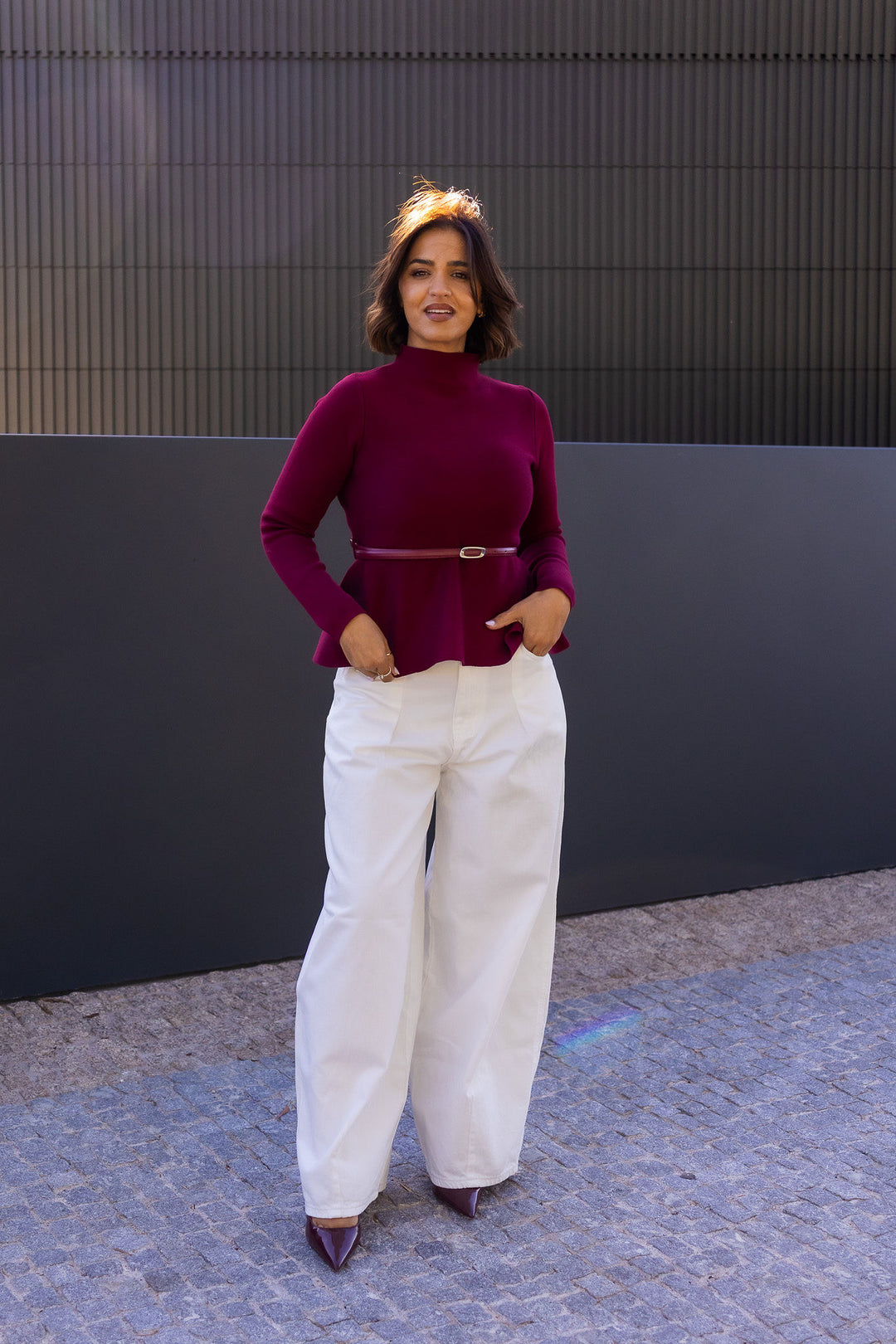 CAMISOLA BORDÔ DE MEIA GOLA COM CORTE EVASÉ E CINTO PONTO CHIC
