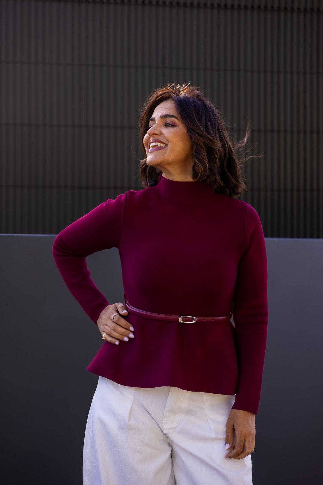 CAMISOLA BORDÔ DE MEIA GOLA COM CORTE EVASÉ E CINTO PONTO CHIC