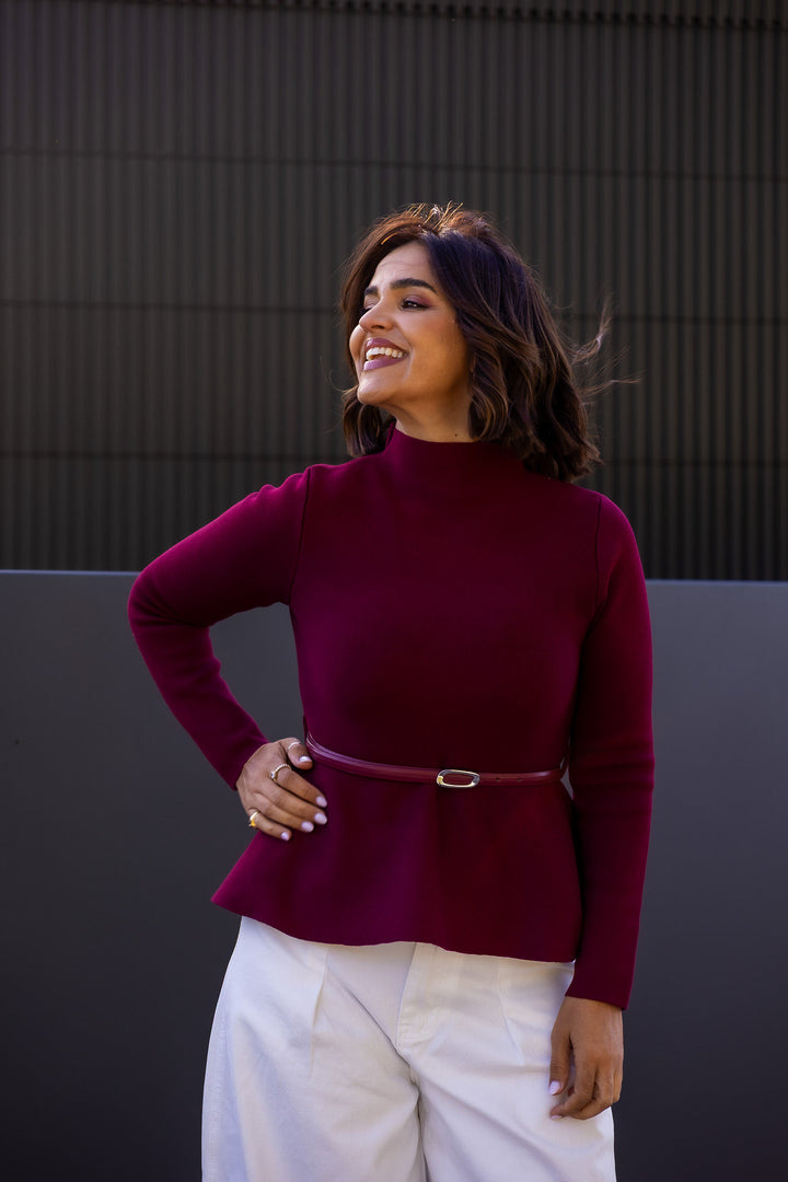 CAMISOLA BORDÔ DE MEIA GOLA COM CORTE EVASÉ E CINTO PONTO CHIC