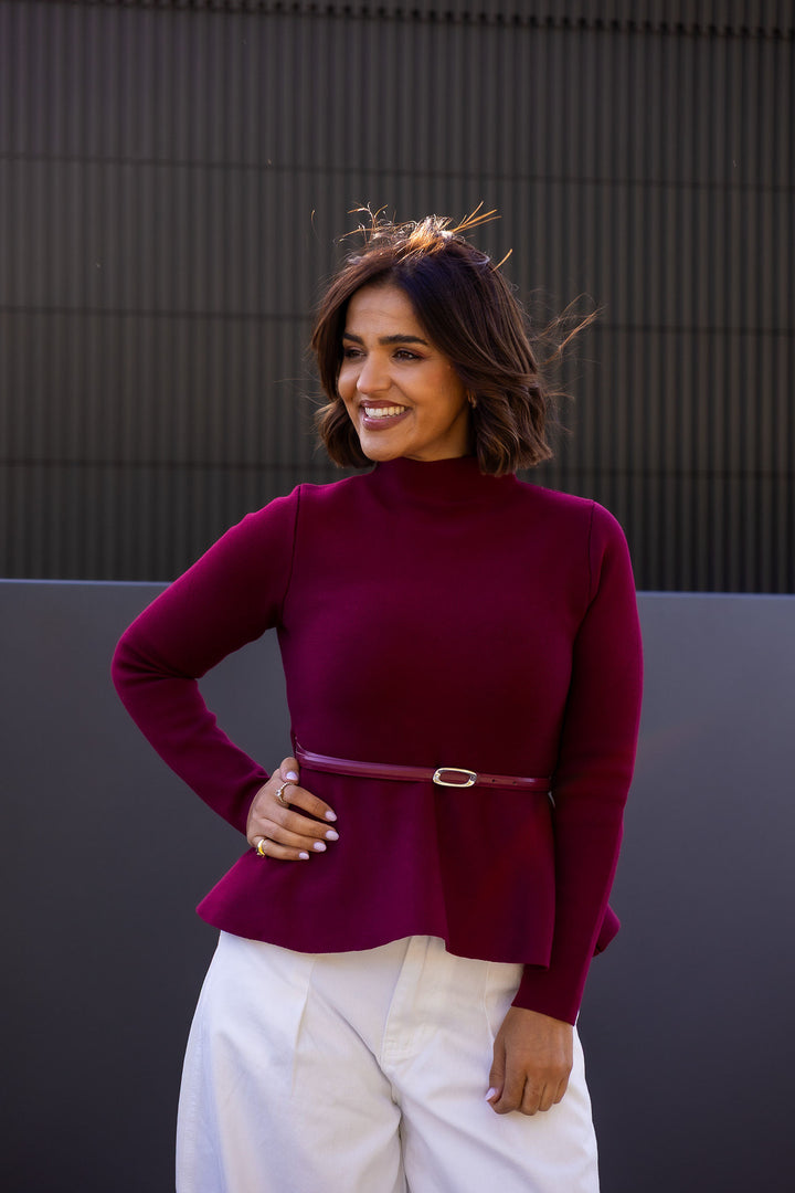 CAMISOLA BORDÔ DE MEIA GOLA COM CORTE EVASÉ E CINTO PONTO CHIC