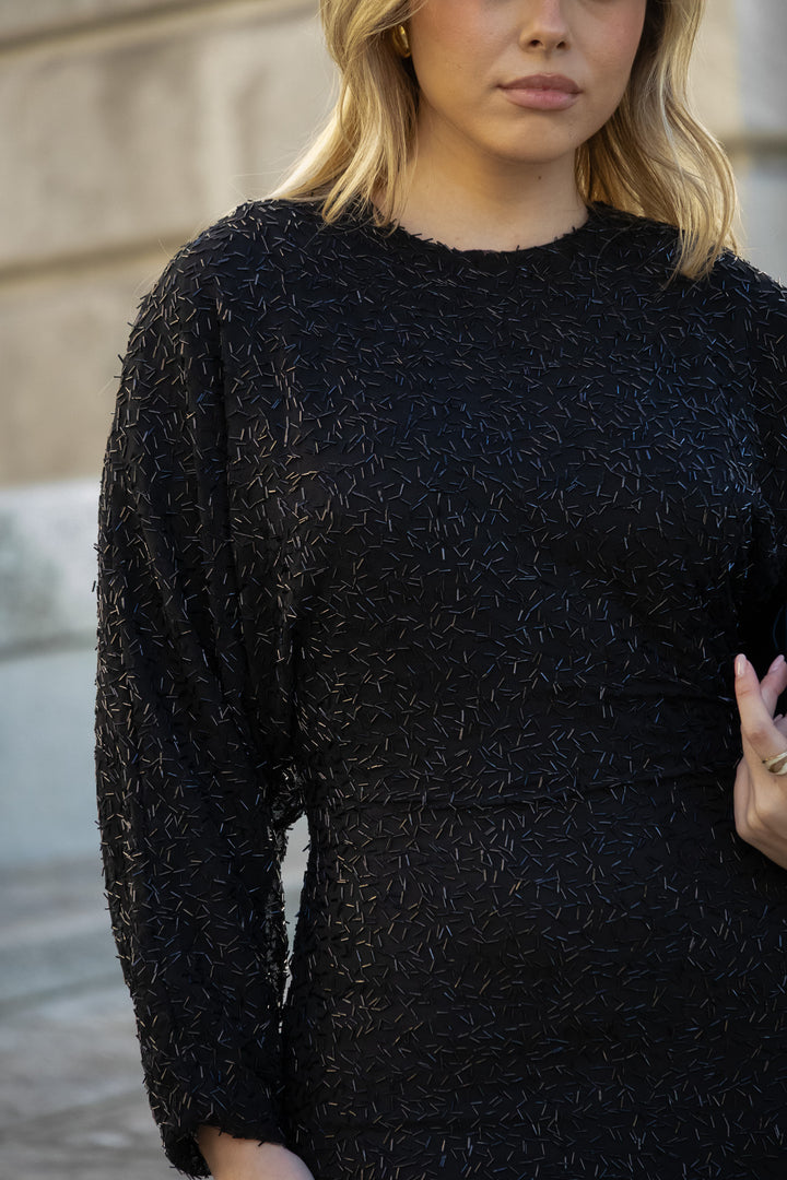 VESTIDO PRETO COM APLICAÇÕES BRILHANTES PONTO CHIC