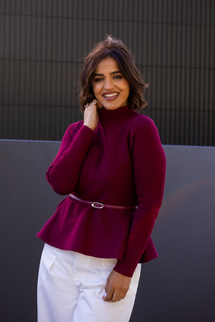 CAMISOLA BORDÔ DE MEIA GOLA COM CORTE EVASÉ E CINTO PONTO CHIC