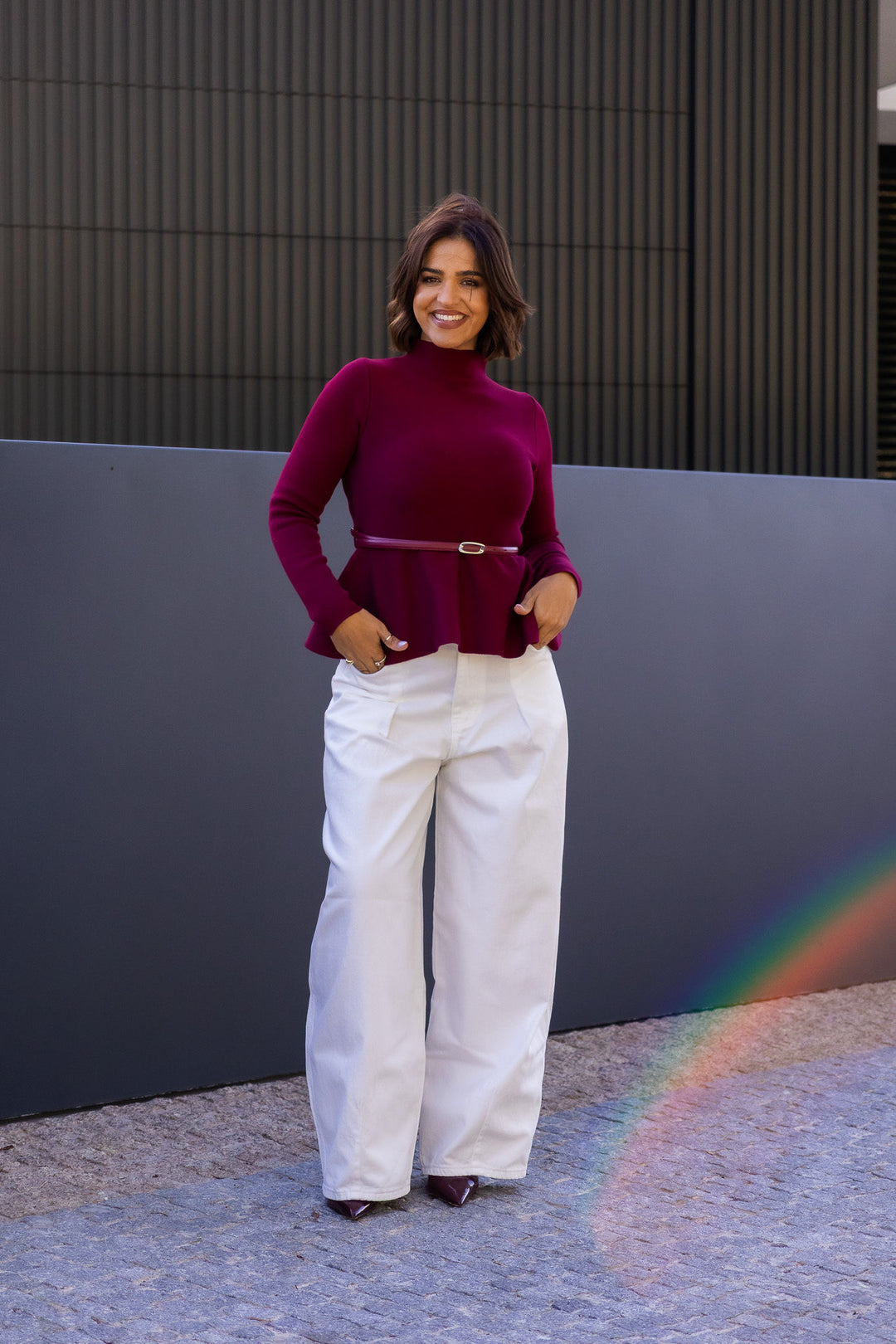 CAMISOLA BORDÔ DE MEIA GOLA COM CORTE EVASÉ E CINTO PONTO CHIC