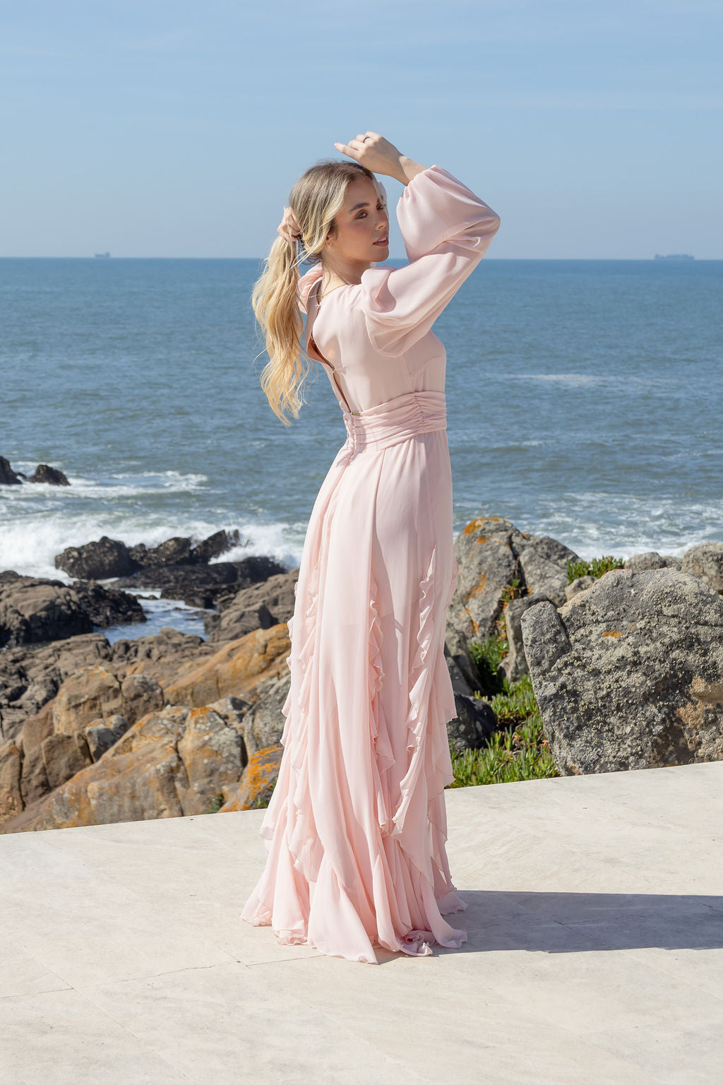 VESTIDO COMPRIDO ROSA COM FOLHOS E MANGA ABALONADA SAHOCO